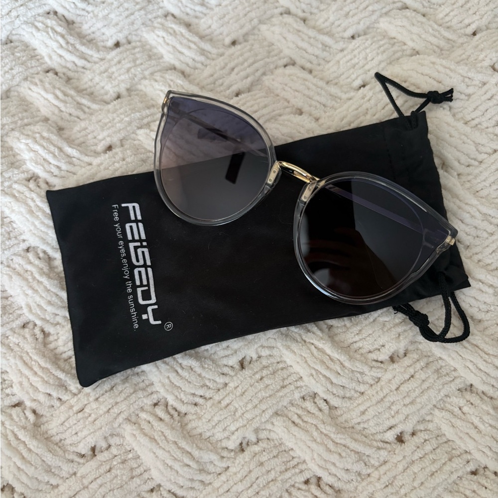FEISEDY Black Cat Eye Sunglasses